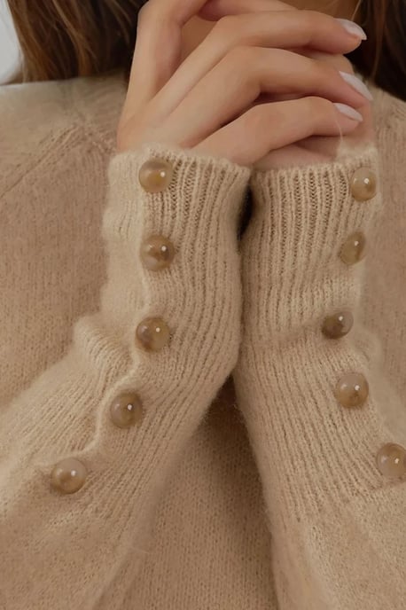 Weicher, strukturierter Pullover mit Knopfdetails und langen Ärmeln - Image 3