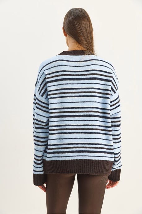 Übergroßer gestreifter Strickpullover - Image 5