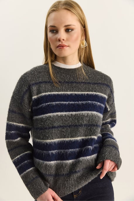 Gestreifter Strick-Pullover mit Rundhals - Image 3