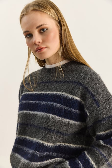 Gestreifter Strick-Pullover mit Rundhals - Image 5