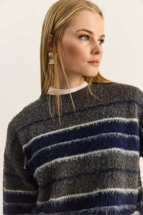 Gestreifter Strick-Pullover mit Rundhals - Image 6
