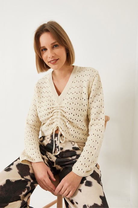 Strukturierter Spitzen-V-Ausschnitt-Crop-Top mit Rüschendetails - Image 2