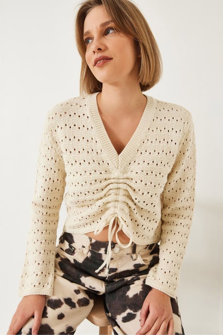 Strukturierter Spitzen-V-Ausschnitt-Crop-Top mit Rüschendetails - Image 3