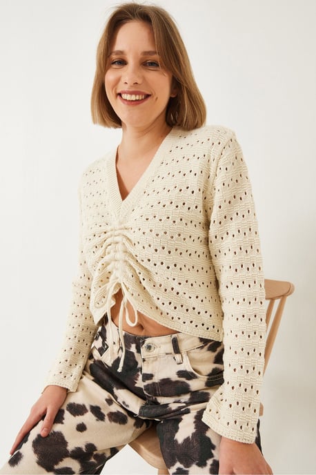 Strukturierter Spitzen-V-Ausschnitt-Crop-Top mit Rüschendetails - Image 4