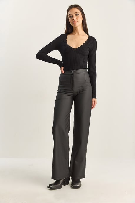 Hochtaillierte Weite Lederimitat-Hose - Image 5
