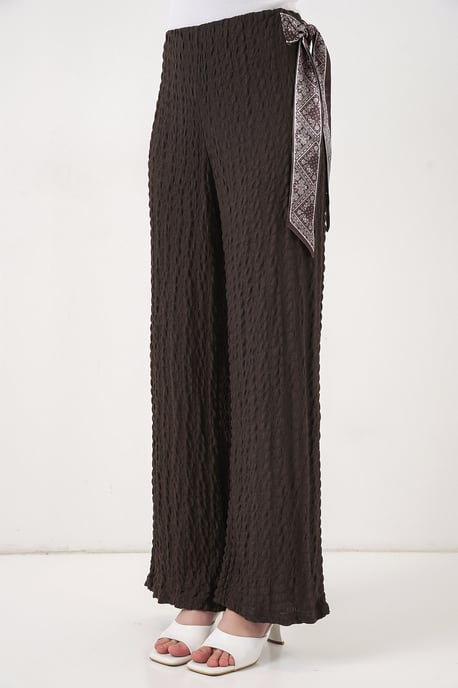 Texturierte Hose mit Schal-Detail - Image 4