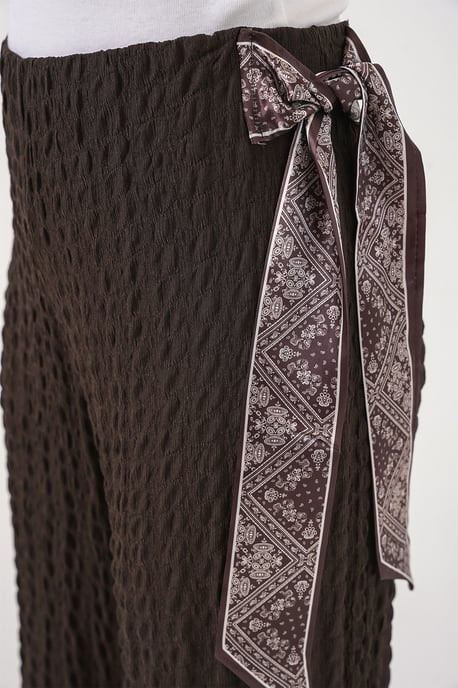 Texturierte Hose mit Schal-Detail - Image 6