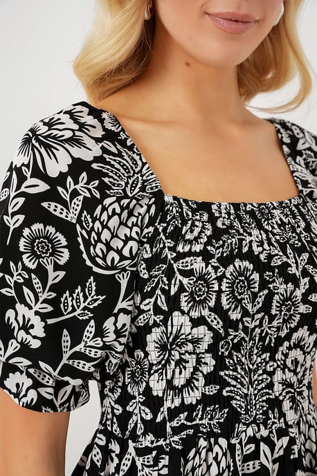 Blumen-Midikleid mit quadratischem Kragen und Schlitz - Image 5