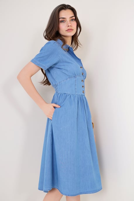 Denim-Midi-Kleid mit Hemdkragen und Knopfschluss - Image 2
