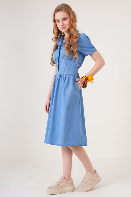 Denim-Midi-Kleid mit Hemdkragen und Knopfschluss - Image 4