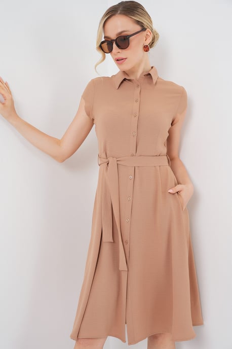 Schlichtes Midi-Kleid in A-Form mit Knopfkragen und Bindungsdetails - Image 4
