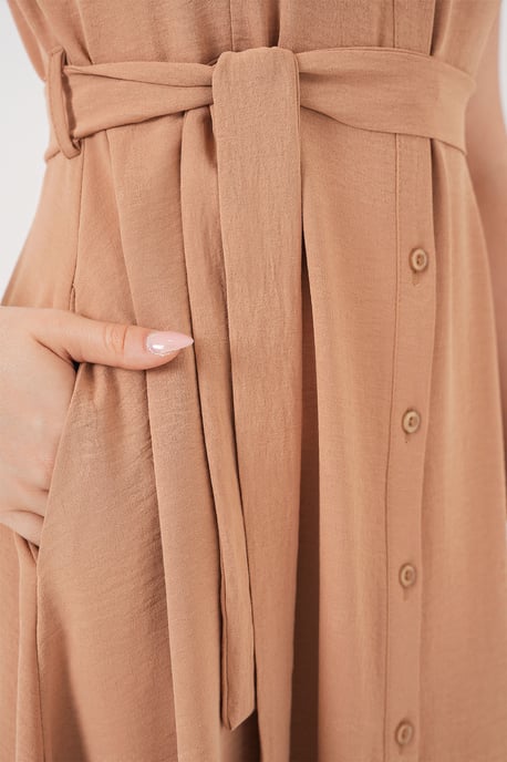 Schlichtes Midi-Kleid in A-Form mit Knopfkragen und Bindungsdetails - Image 5