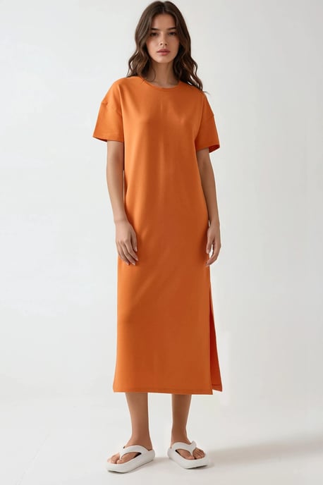 Entspannt geschnittenes Midikleid mit Rundhalsausschnitt - Image 1