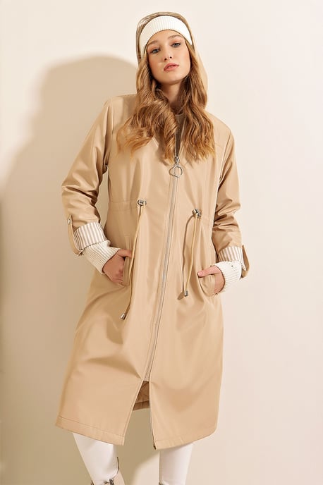 Gestreifter langer Trenchcoat mit Kapuze und Tunnelzug in der Taille - Image 1