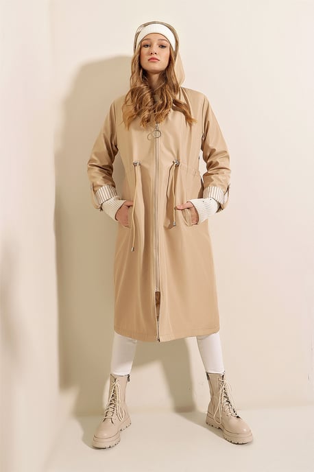 Gestreifter langer Trenchcoat mit Kapuze und Tunnelzug in der Taille - Image 2