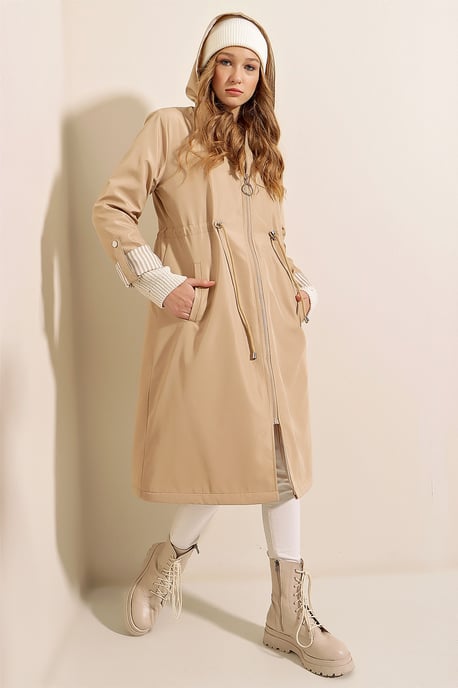 Gestreifter langer Trenchcoat mit Kapuze und Tunnelzug in der Taille - Image 3