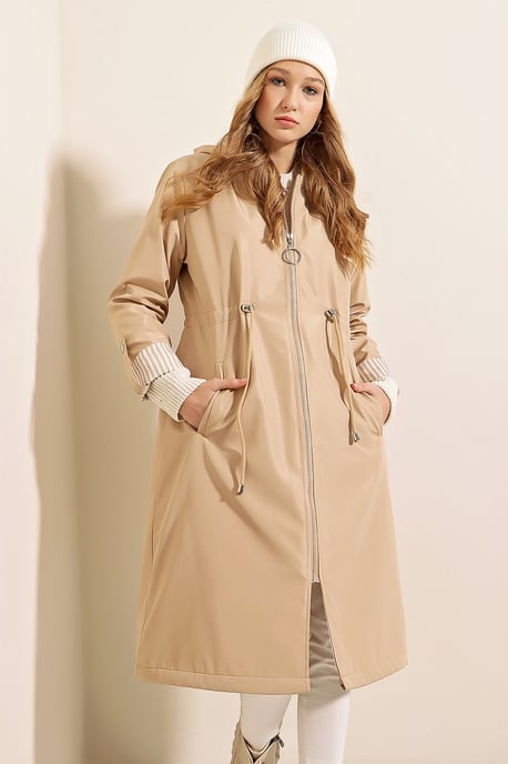 Gestreifter langer Trenchcoat mit Kapuze und Tunnelzug in der Taille - Image 4