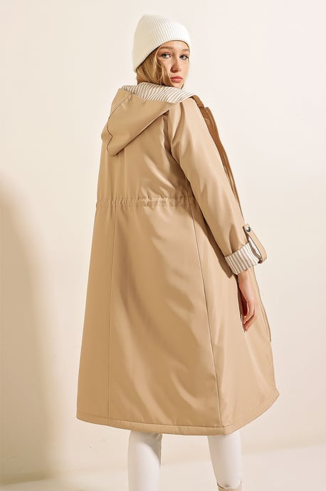 Gestreifter langer Trenchcoat mit Kapuze und Tunnelzug in der Taille - Image 6