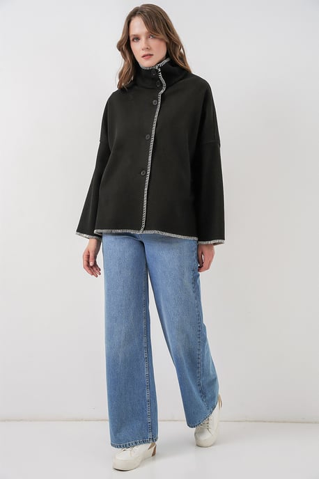 Texturierte Jacke mit abgesteppten Details und halbem Rollkragen - Image 2