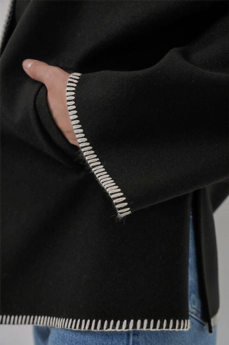 Texturierte Jacke mit abgesteppten Details und halbem Rollkragen - Image 5