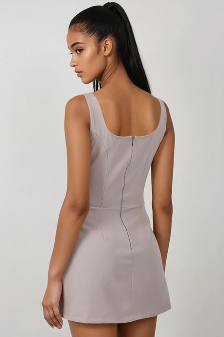 Tailliertes Mini-Kleid mit Shorts - Image 3