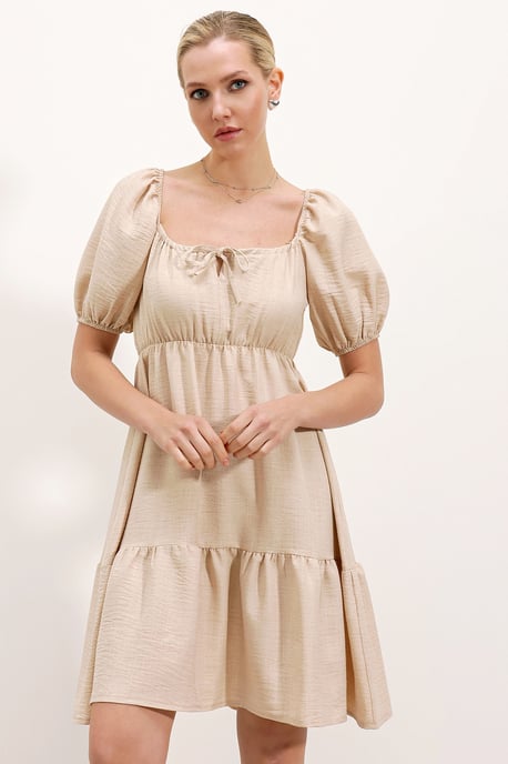 Quadratisch ausgeschnittenes A-Linien Mini-Kleid mit Schleife - Image 1