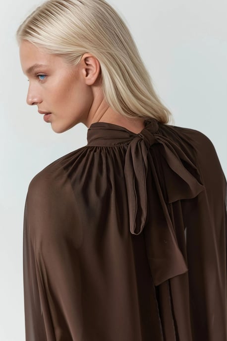 Elegantes Rollkragen-Minikleid mit Rüschendetail - Image 3