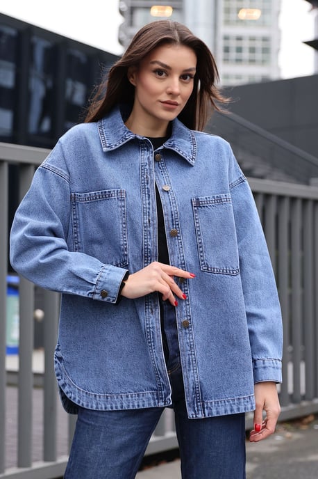 Oversized Jeansjacke mit Hemdkragen und Taschen - Image 2