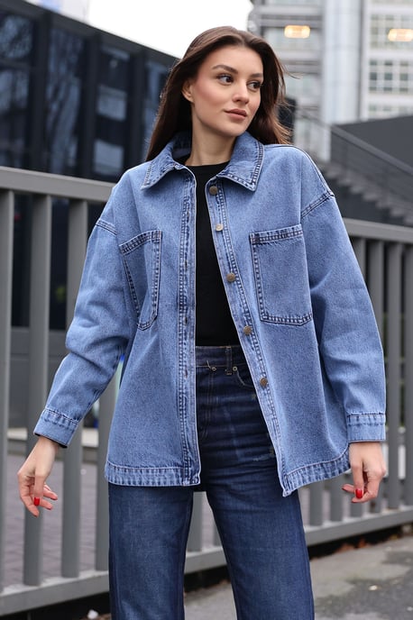 Oversized Jeansjacke mit Hemdkragen und Taschen - Image 3