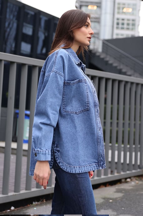 Oversized Jeansjacke mit Hemdkragen und Taschen - Image 4