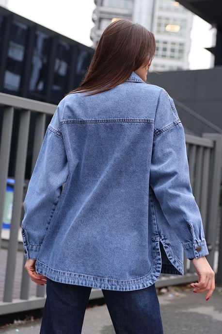 Oversized Jeansjacke mit Hemdkragen und Taschen - Image 5