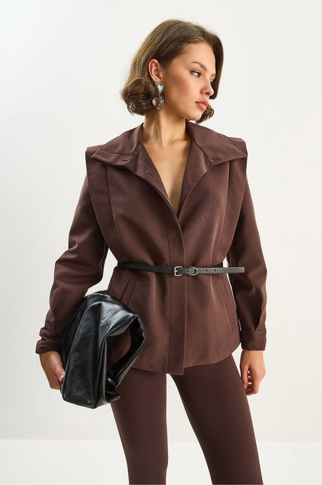 Jacke mit Taillengürtel und Schulterdetails - Image 2
