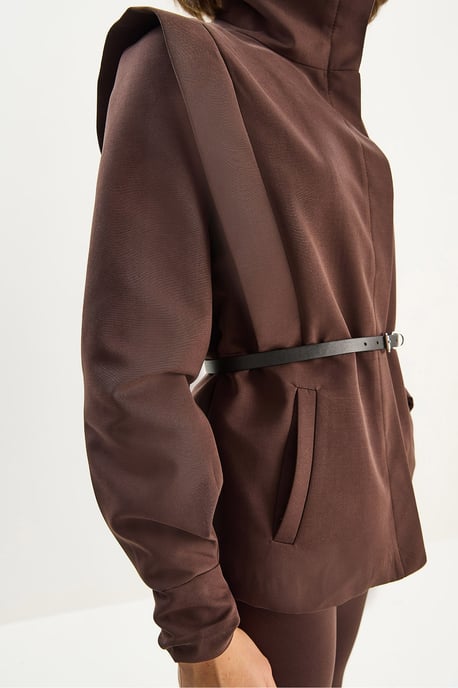Jacke mit Taillengürtel und Schulterdetails - Image 5