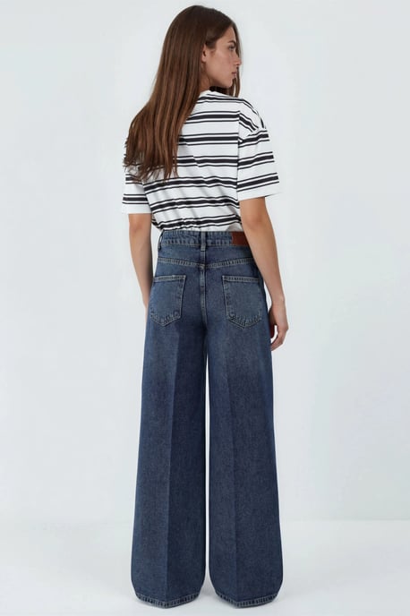 Weite Denim-Jeans mit rohem Abschluss - Image 6
