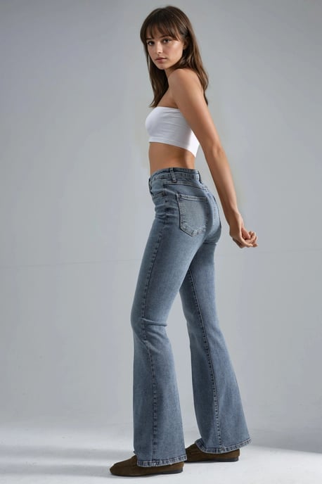 Hochtaillierte Bootcut-Jeans - Image 4