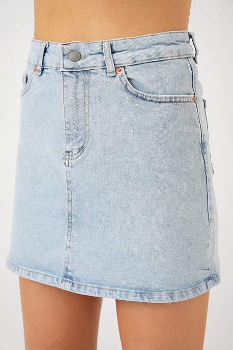Slim-Fit Mini-Denimrock mit Knopfverschluss - Image 3