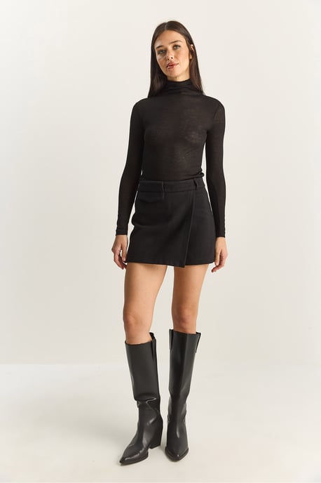 Hoch geschnittene, figurbetonte Mini-Shorts mit Taschen - Image 3