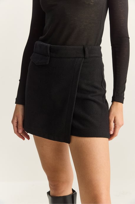 Hoch geschnittene, figurbetonte Mini-Shorts mit Taschen - Image 6
