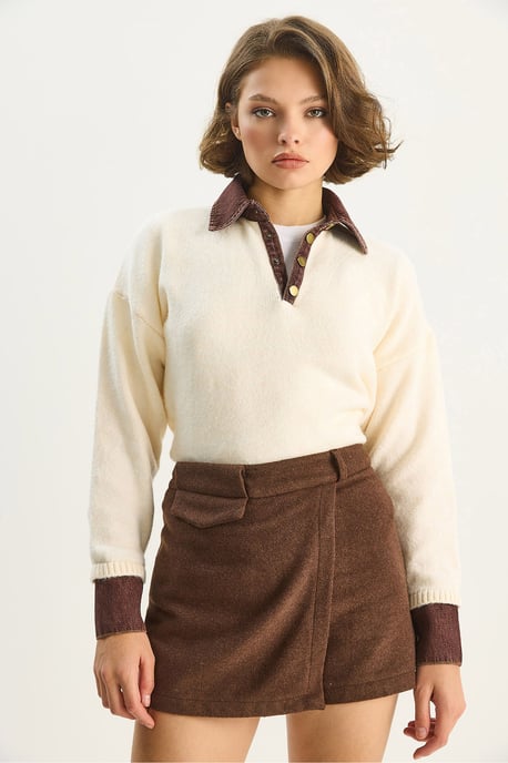Hochgeschlossene, figurbetonte Mini-Shorts mit Tasche - Image 2