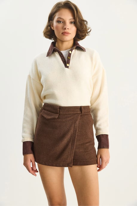 Hochgeschlossene, figurbetonte Mini-Shorts mit Tasche - Image 3