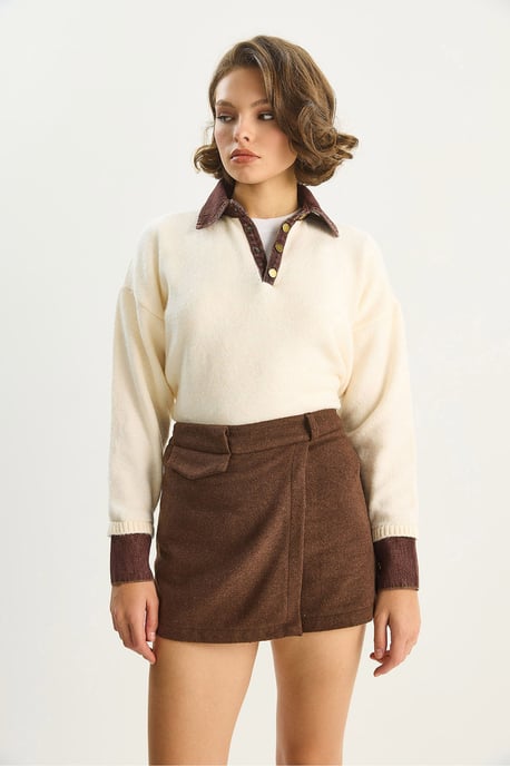 Hochgeschlossene, figurbetonte Mini-Shorts mit Tasche - Image 4