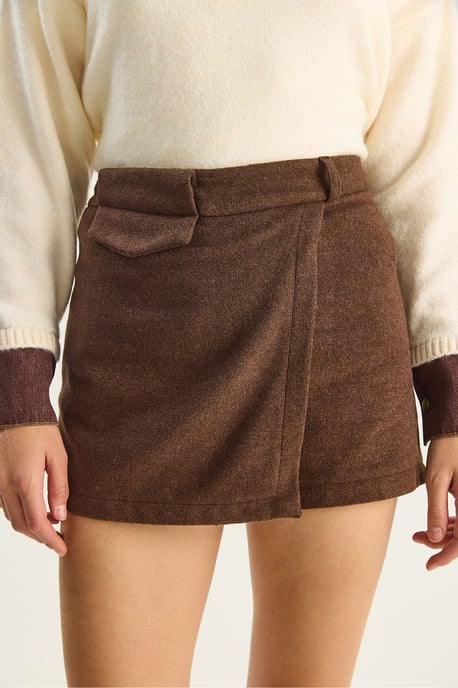 Hochgeschlossene, figurbetonte Mini-Shorts mit Tasche - Image 5