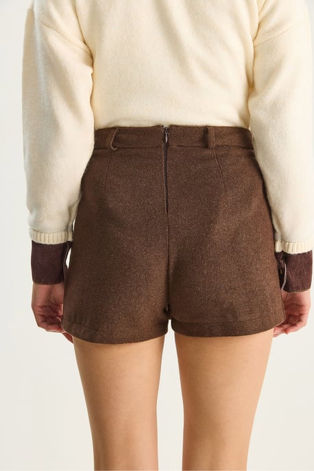 Hochgeschlossene, figurbetonte Mini-Shorts mit Tasche - Image 6