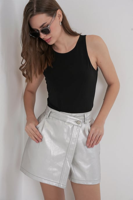 Hochtaillierte Metallische Mini-Shorts mit Knopfverschluss - Image 3