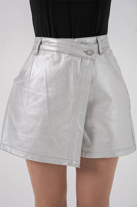 Hochtaillierte Metallische Mini-Shorts mit Knopfverschluss - Image 4