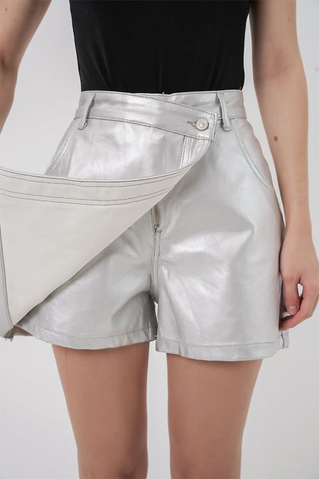 Hochtaillierte Metallische Mini-Shorts mit Knopfverschluss - Image 5