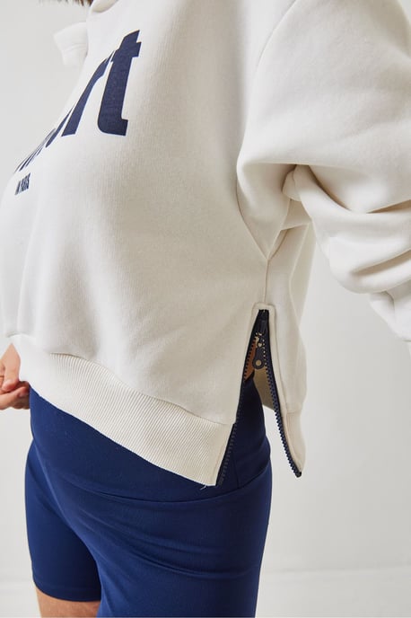 Kapuzensweatshirt im Oversized-Crop-Style mit Pompon - Image 3