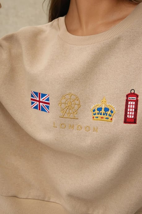 Bestickter Rundhals-Sweatshirt aus Baumwolle mit Fleece-Innenfutter - Image 3