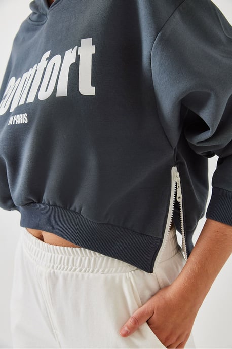 Übergroßer Kapuzen-Crop-Sweatshirt mit Pompon - Image 4
