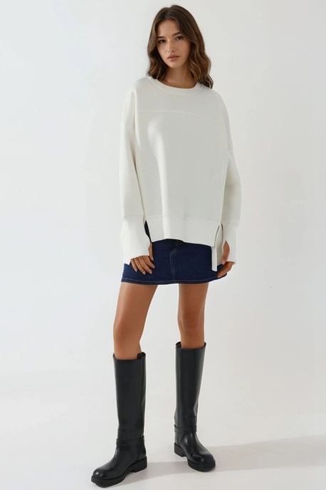 Oversized Sweatshirt mit Rundhalsausschnitt und vornem Schlitz in Weiß - Image 3
